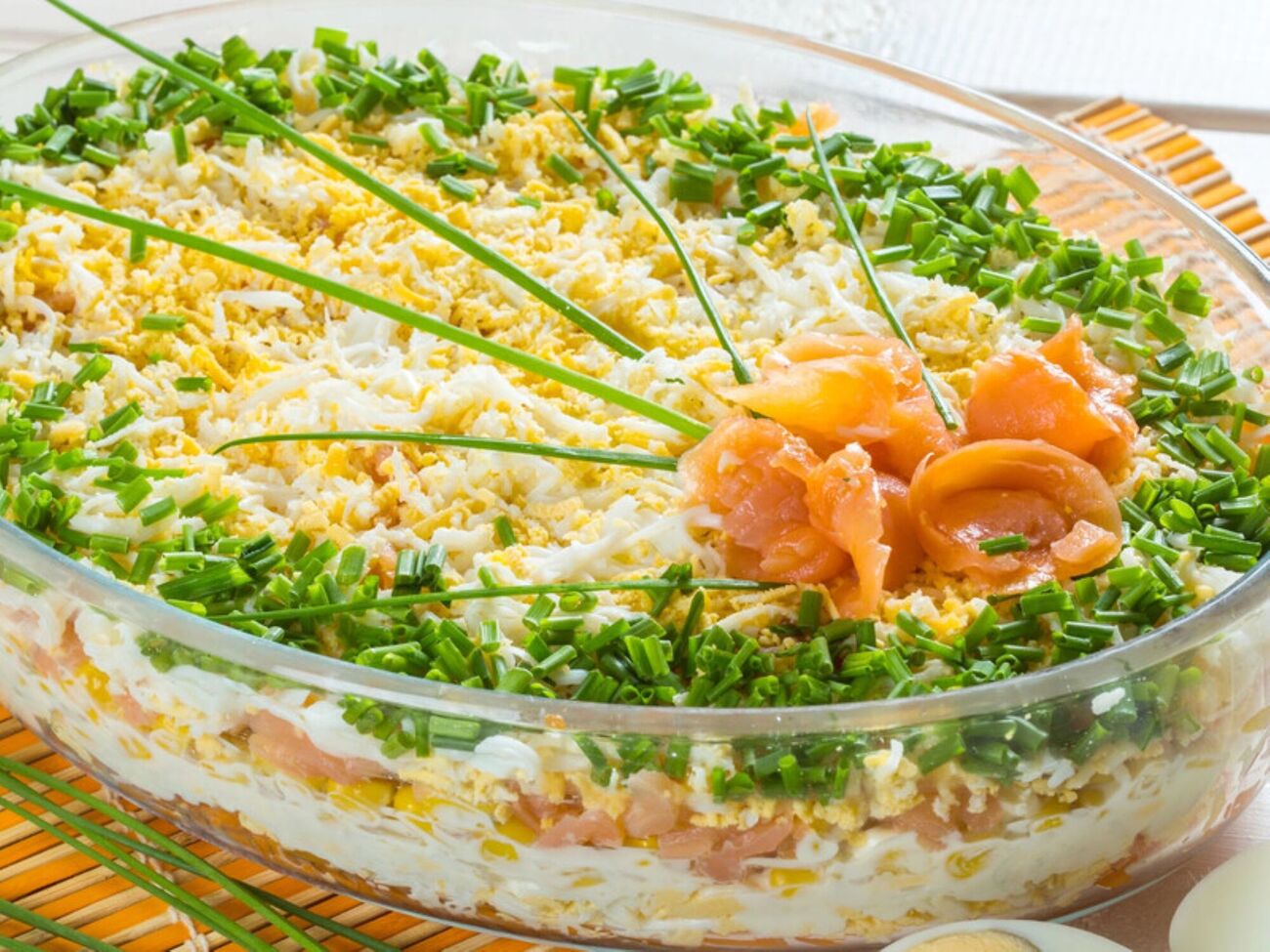 Этот кремовый куриный салат подают холодным