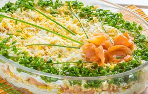 Этот кремовый куриный салат подают холодным