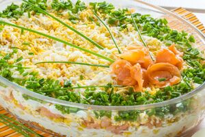 Этот кремовый куриный салат подают холодным