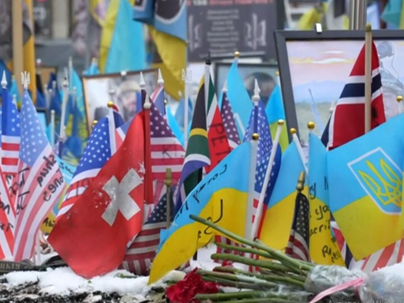 Швейцарський прапор з'явився на меморіалі в Києві