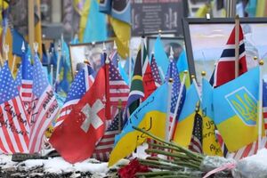 Швейцарский флаг появился на мемориале в Киеве