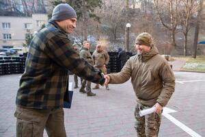 Віталій Кличко підкреслив, що Київ і далі підтримує військових, використовуючи як бюджетні ресурси, так і позабюджетні можливості