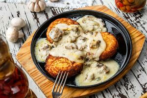 Сметанный соус подчеркивает вкус блюда