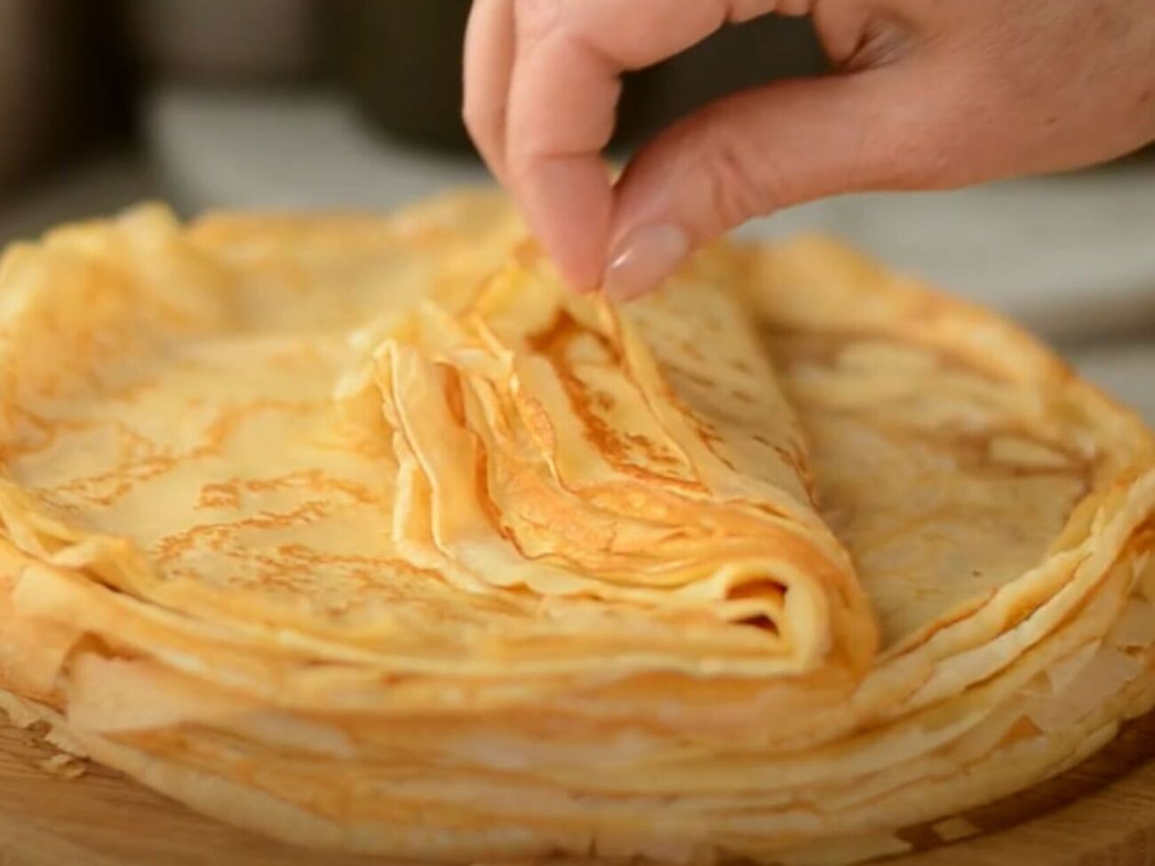 Блины обжарьте на сковороде, смазанной сливочным маслом