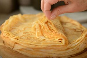 Блины обжарьте на сковороде, смазанной сливочным маслом