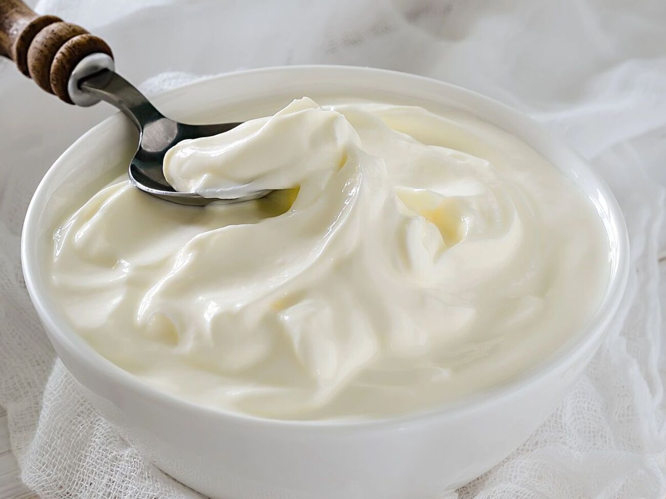 Для крема вам понадобятся яйца, лимон, сахар и уксус