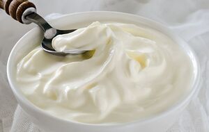 Для крема вам понадобятся яйца, лимон, сахар и уксус