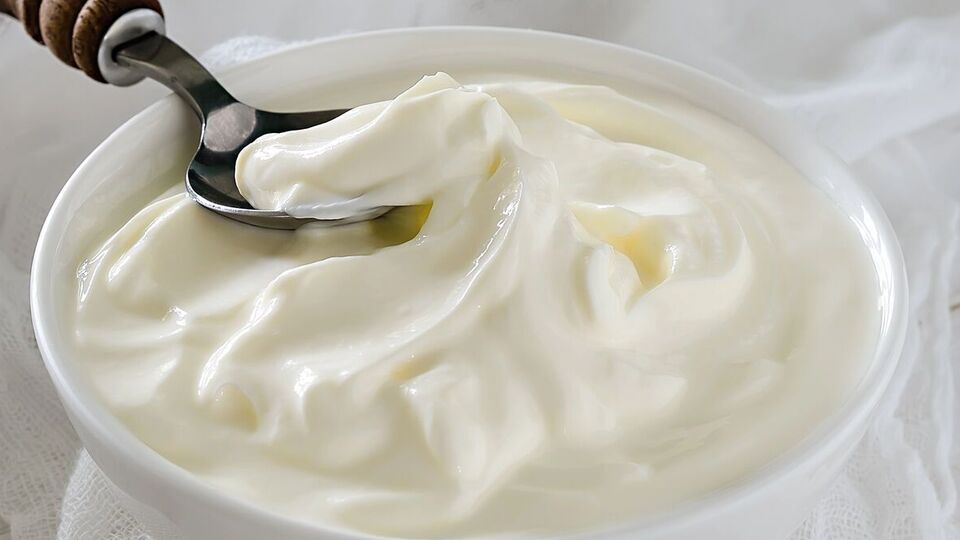 Для крема вам понадобятся яйца, лимон, сахар и уксус