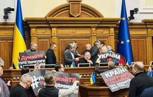 Депутаты ЕС заблокировали президиум и трибуну