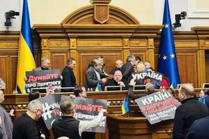 Депутаты ЕС заблокировали президиум и трибуну