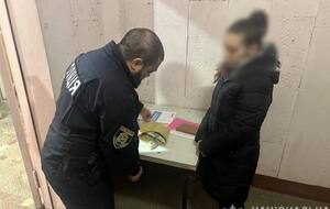 Правоохоронці повідомляють, що затримали жінку одразу після того, як вона отримала гроші
