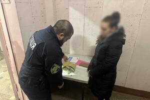 Правоохранители сообщают, что задержали женщину сразу после того, как она получила деньги