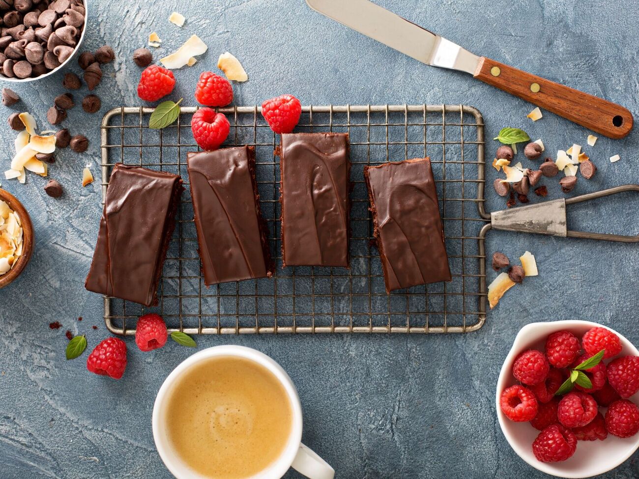 Батончики покрывают слоем шоколада