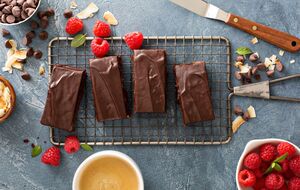 Батончики покрывают слоем шоколада