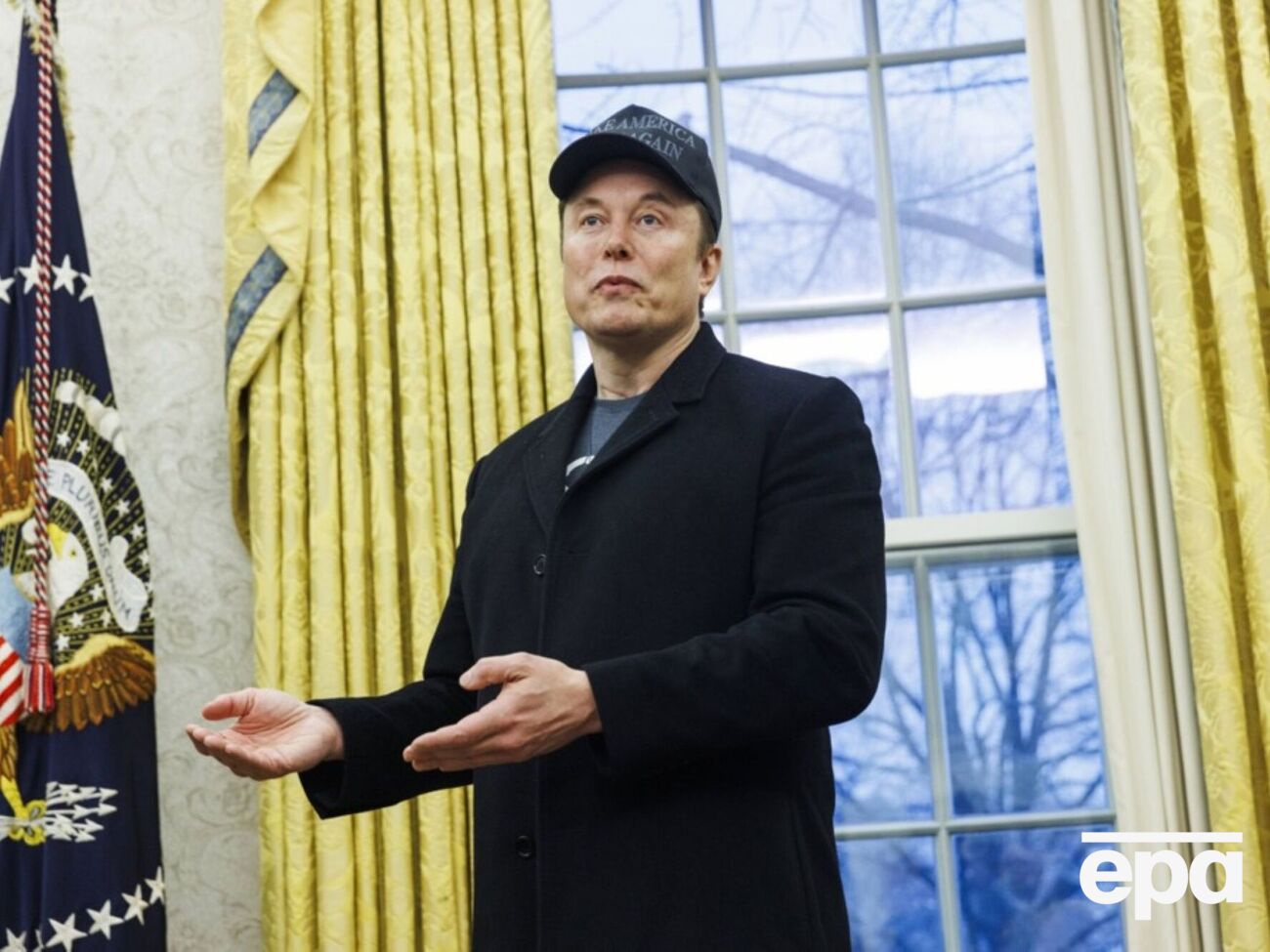 Маск спить на підлозі у своєму офісі, коли перебуває у Вашингтоні, і зупиняється на віллі Мар-а-Лаго, коли вони з Трампом їдуть у Флориду