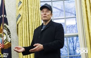 Маск спит на полу в своем офисе, когда находится в Вашингтоне, и останавливается на вилле Мар-а-Лаго, когда они с Трампом едут во Флориду