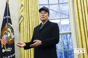 Маск спит на полу в своем офисе, когда находится в Вашингтоне, и останавливается на вилле Мар-а-Лаго, когда они с Трампом едут во Флориду