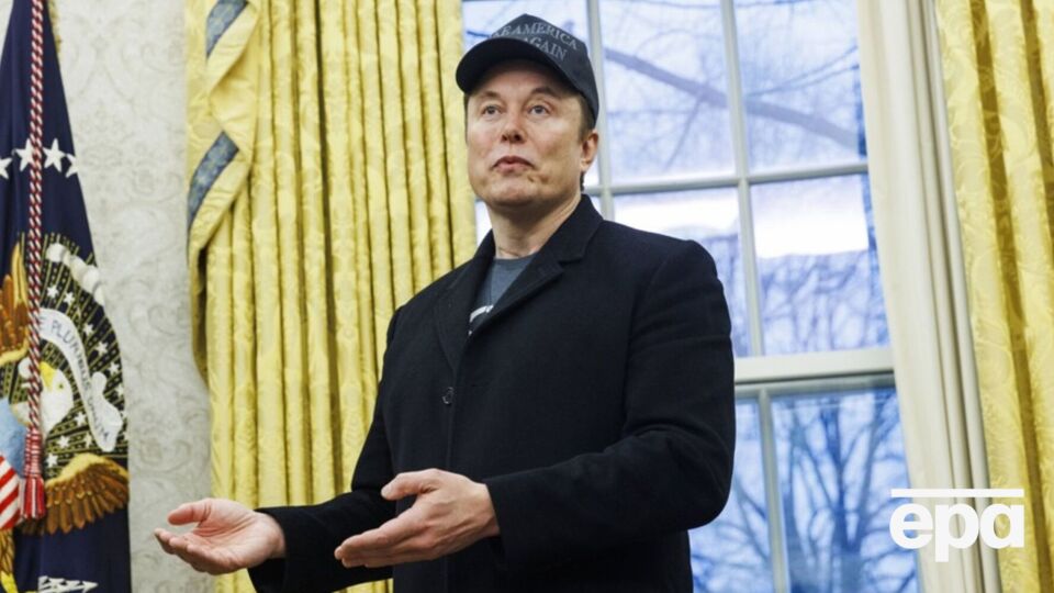 Маск спит на полу в своем офисе, когда находится в Вашингтоне, и останавливается на вилле Мар-а-Лаго, когда они с Трампом едут во Флориду