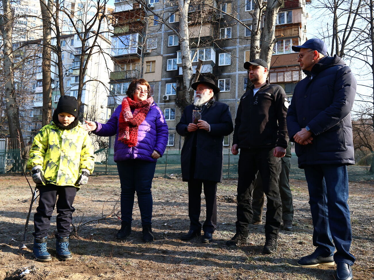 Буданов, а також діти й дипломати, які зібралися, озеленили територію відновленої після російської атаки єврейської школи "Перлина"
