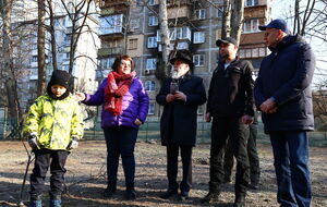 Буданов, а также дети и присутствующие дипломаты озеленили территорию восстановленной после российской атаки еврейской школы "Жемчужина"