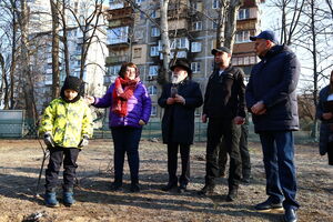 Буданов, а также дети и присутствующие дипломаты озеленили территорию восстановленной после российской атаки еврейской школы "Жемчужина"