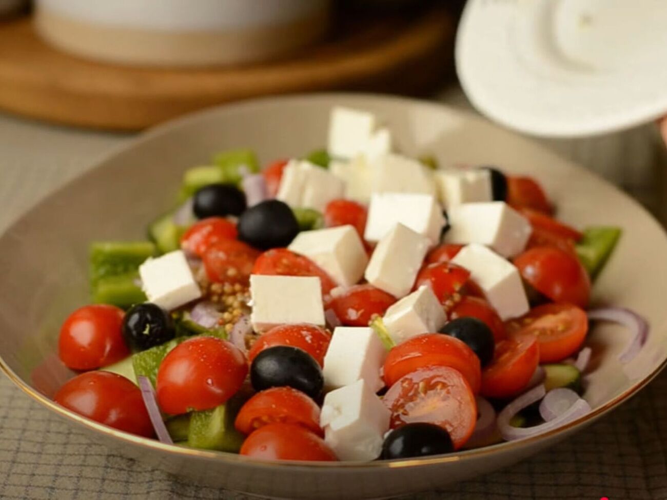 Приготовьте соус, смешав горчицу, чеснок, лимонный сок, орегано, соль, перец