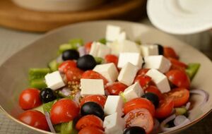 Приготовьте соус, смешав горчицу, чеснок, лимонный сок, орегано, соль, перец