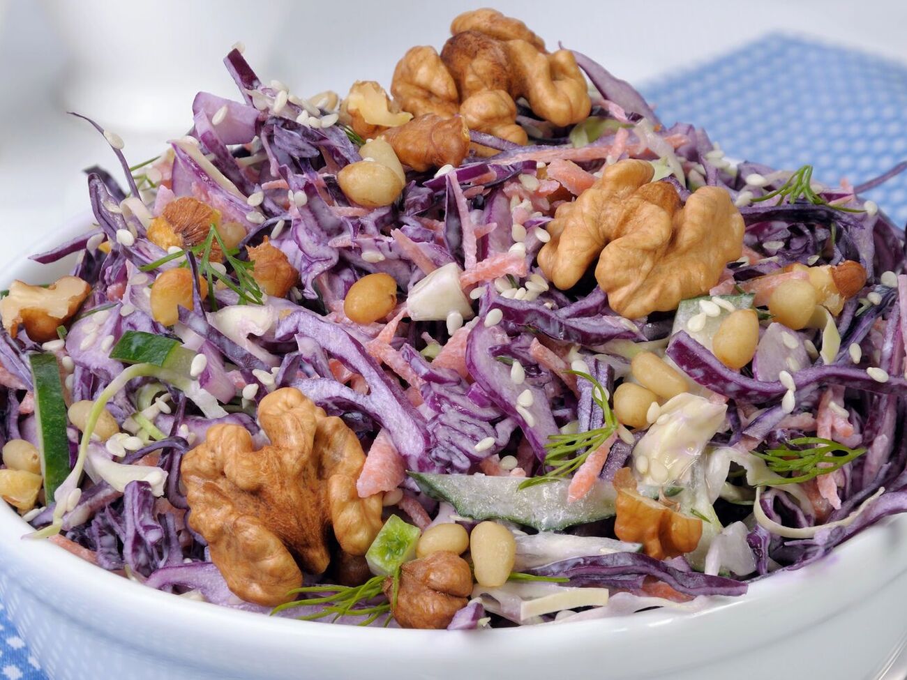 Для салата вам нужно сделать сухари из хлеба