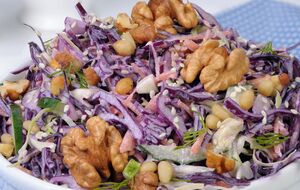 Для салата вам нужно сделать сухари из хлеба