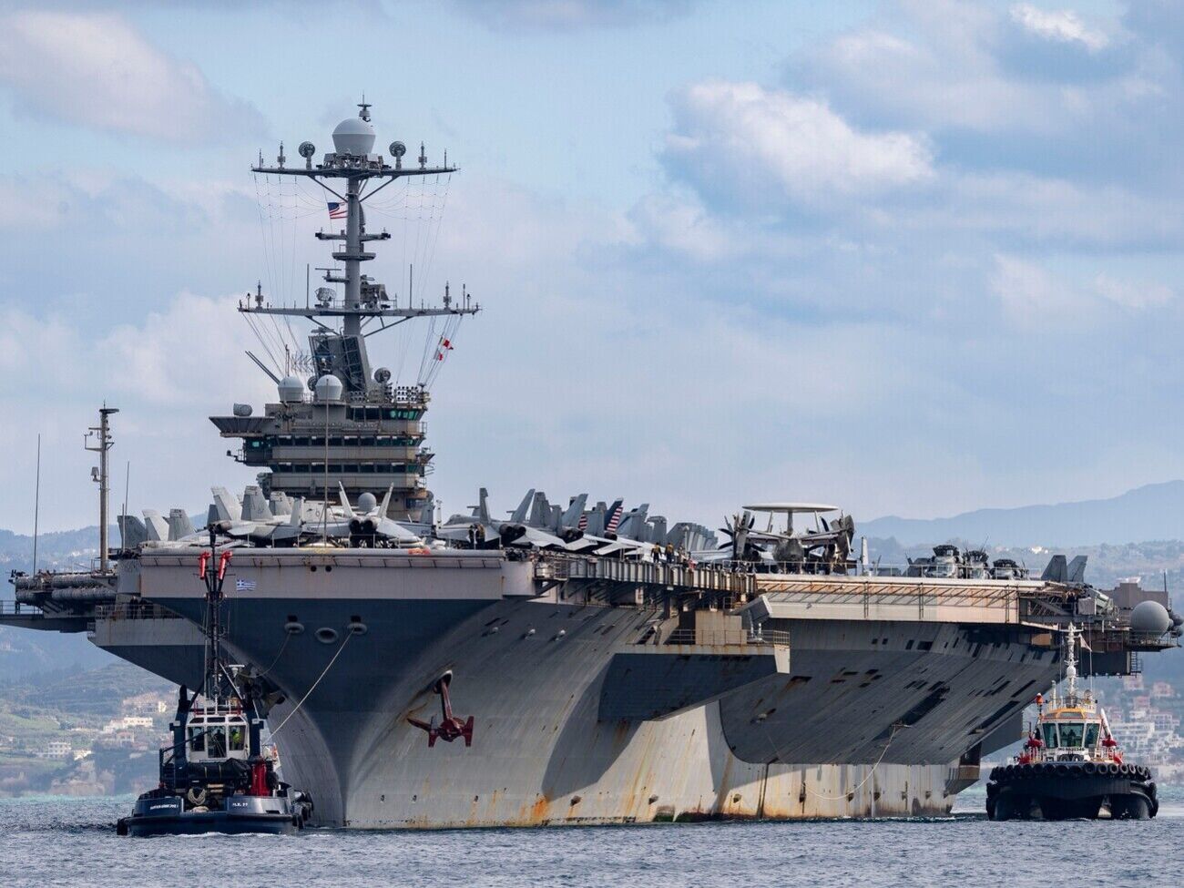 В сообщении говорится, что авианосец не получил серьезных повреждений