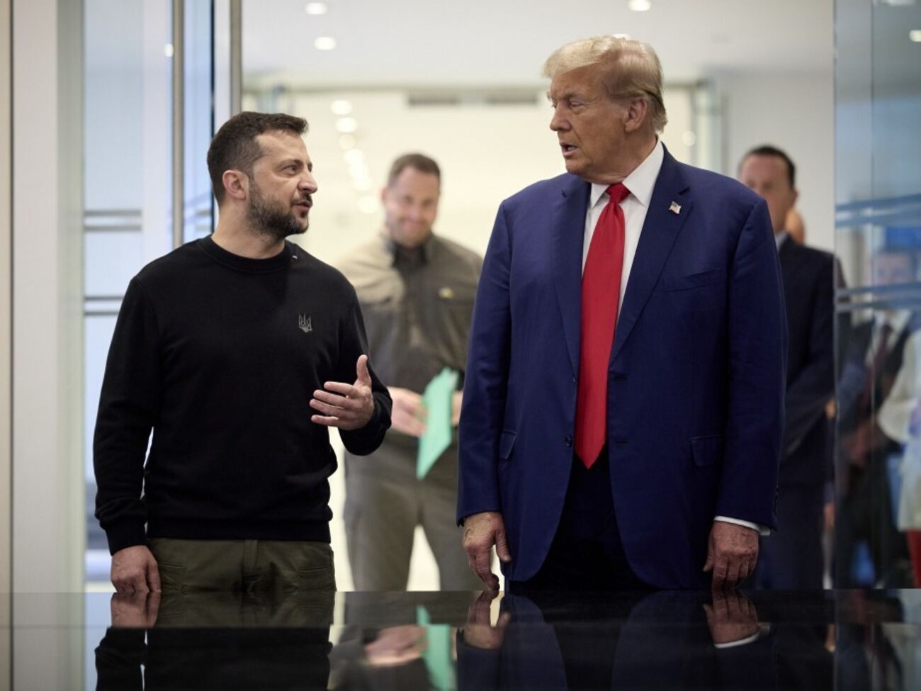 Зеленский сказал Трампу (на фото), что подарит ему чемпионский пояс Усика