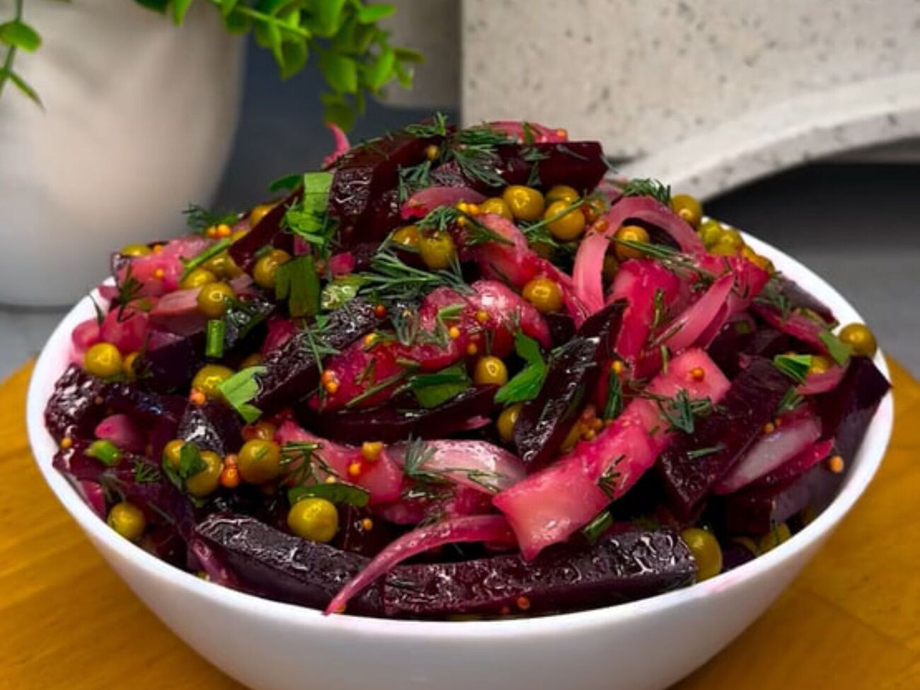 Салат нужно заправить соусом из растительного масла, соли и горчицы в зернах