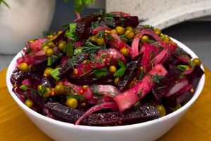 Салат нужно заправить соусом из растительного масла, соли и горчицы в зернах