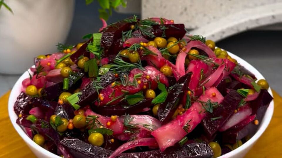 Салат нужно заправить соусом из растительного масла, соли и горчицы в зернах