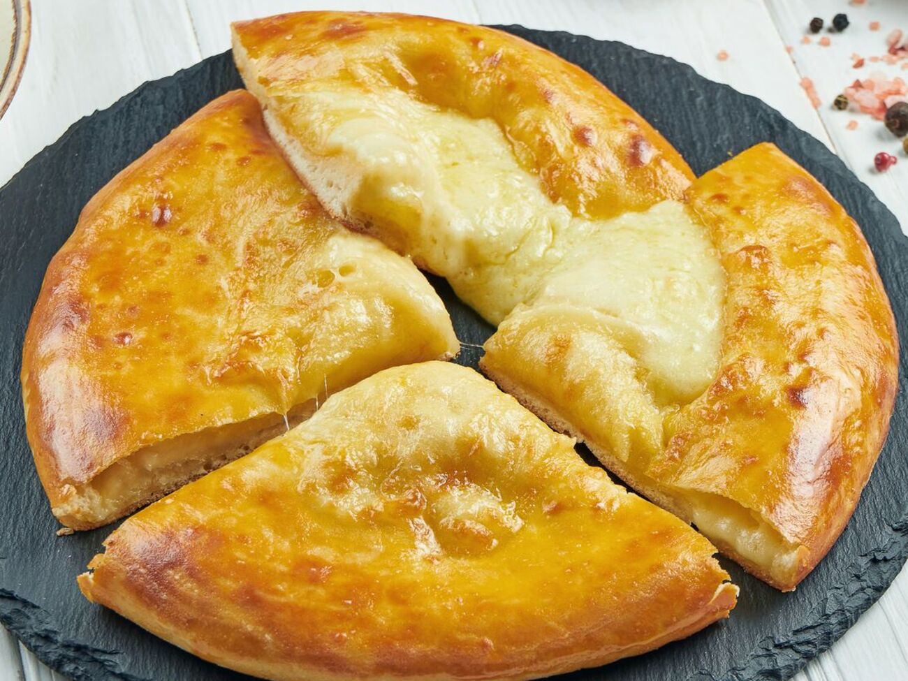 Для блюда понадобится сулугуни и адыгейский сыр