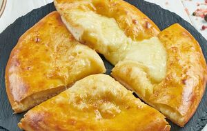 Для блюда понадобится сулугуни и адыгейский сыр