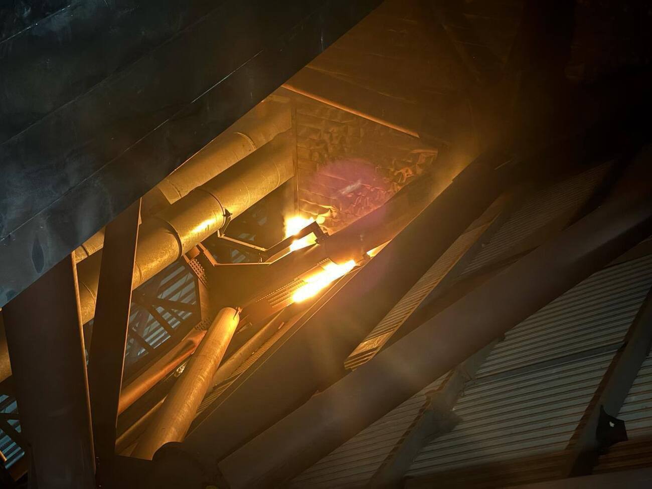 По словам президента, беспилотник попал, укрытие существенно повреждено