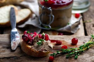 Ягідний конфітюр підкреслює смак паштету