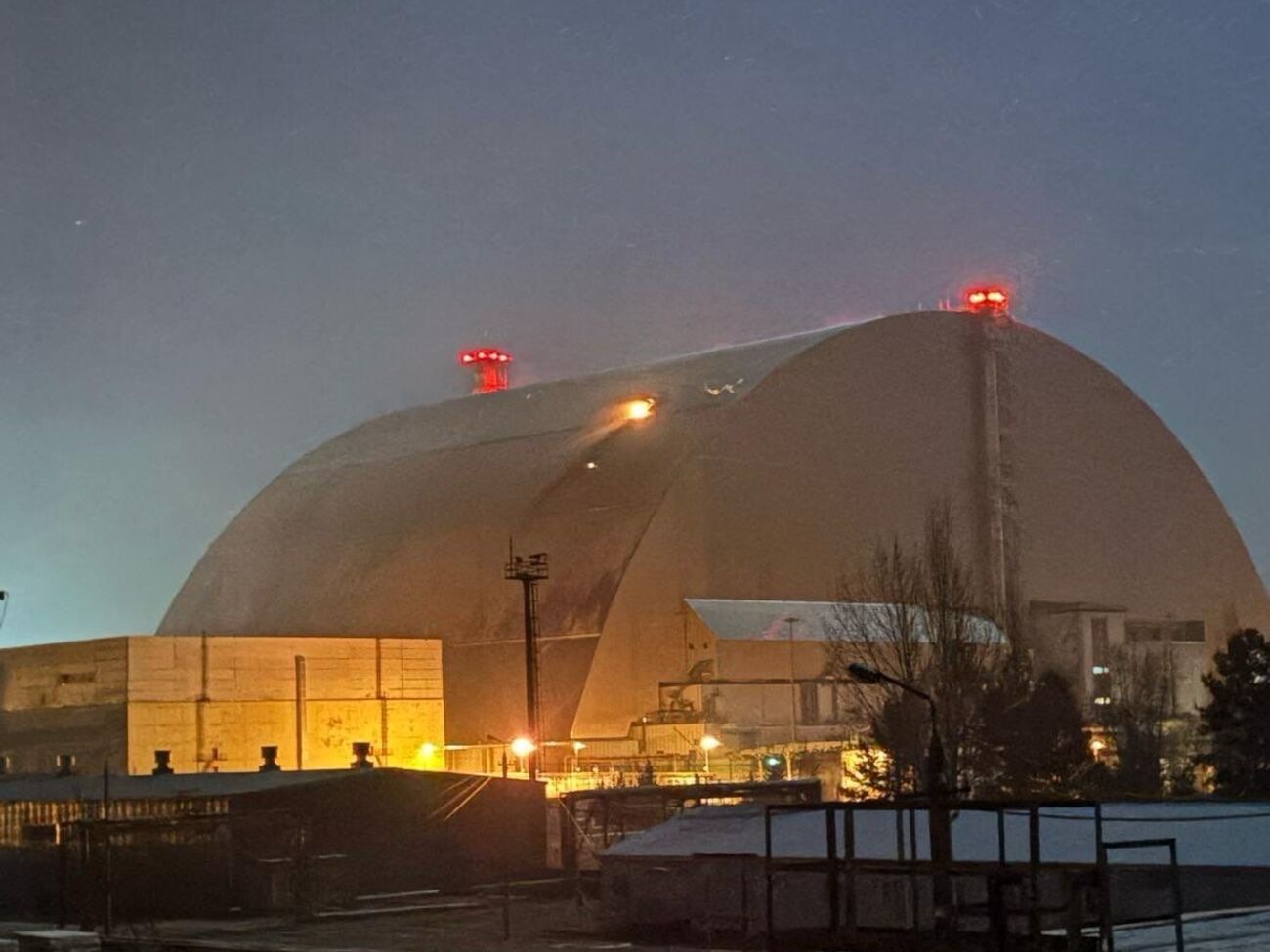 Российский ударный дрон с фугасной боевой частью попал в укрытие 4-го энергоблока ЧАЭС, рассказал президент Украины 14 февраля