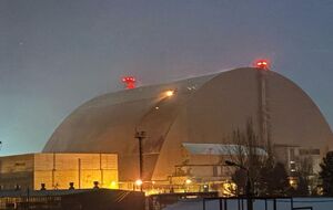 Российский ударный дрон с фугасной боевой частью попал в укрытие 4-го энергоблока ЧАЭС, рассказал президент Украины 14 февраля