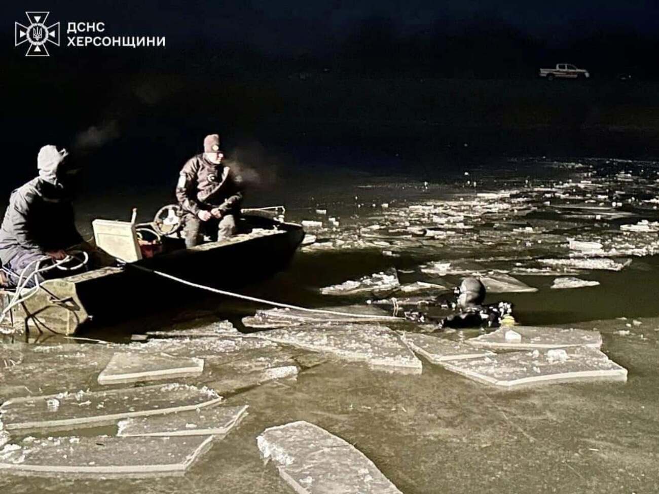 Ночью водолазам с помощью подводного дрона удалось обнаружить и изъять из воды тела двоих детей, рассказали в ГУ ГСЧС Украины в Херсонской области