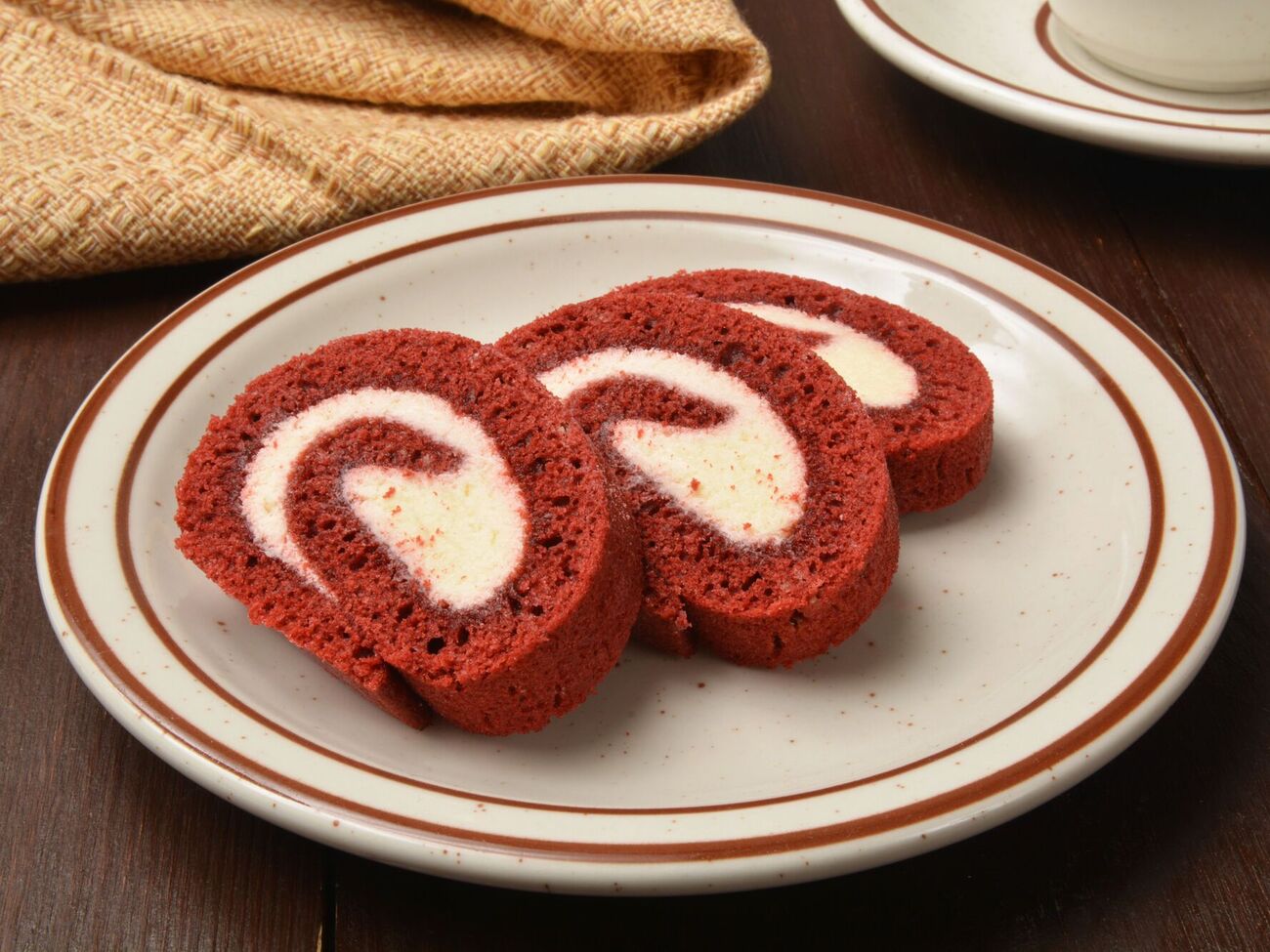 Рулет имеет кремовую начинку