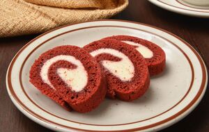 Рулет имеет кремовую начинку