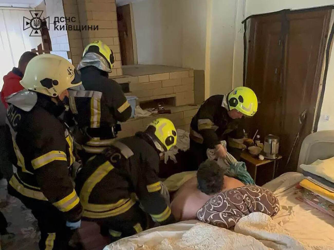 Мужчину вернули на кровать