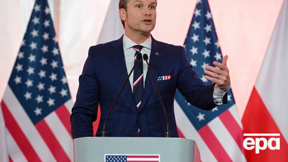За столом переговорів із Зеленським і Путіним буде Трамп, зазначив Гегсет (на фото)