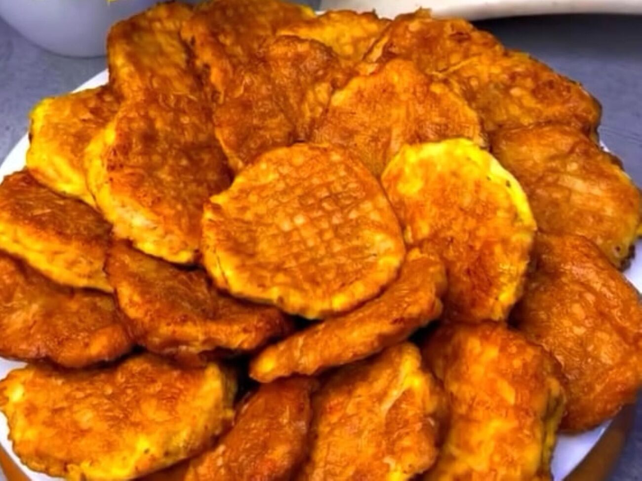 Обжаривать котлеты нужно на небольшом огне под крышкой до золотистой корочки