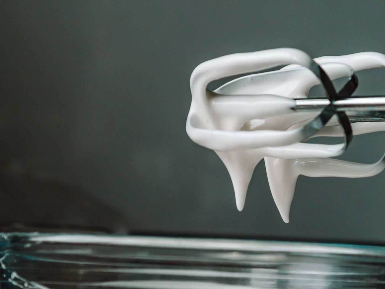 Белковый крем легко приготовить дома