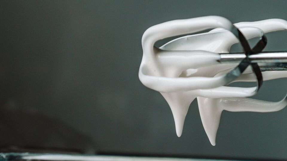 Белковый крем легко приготовить дома