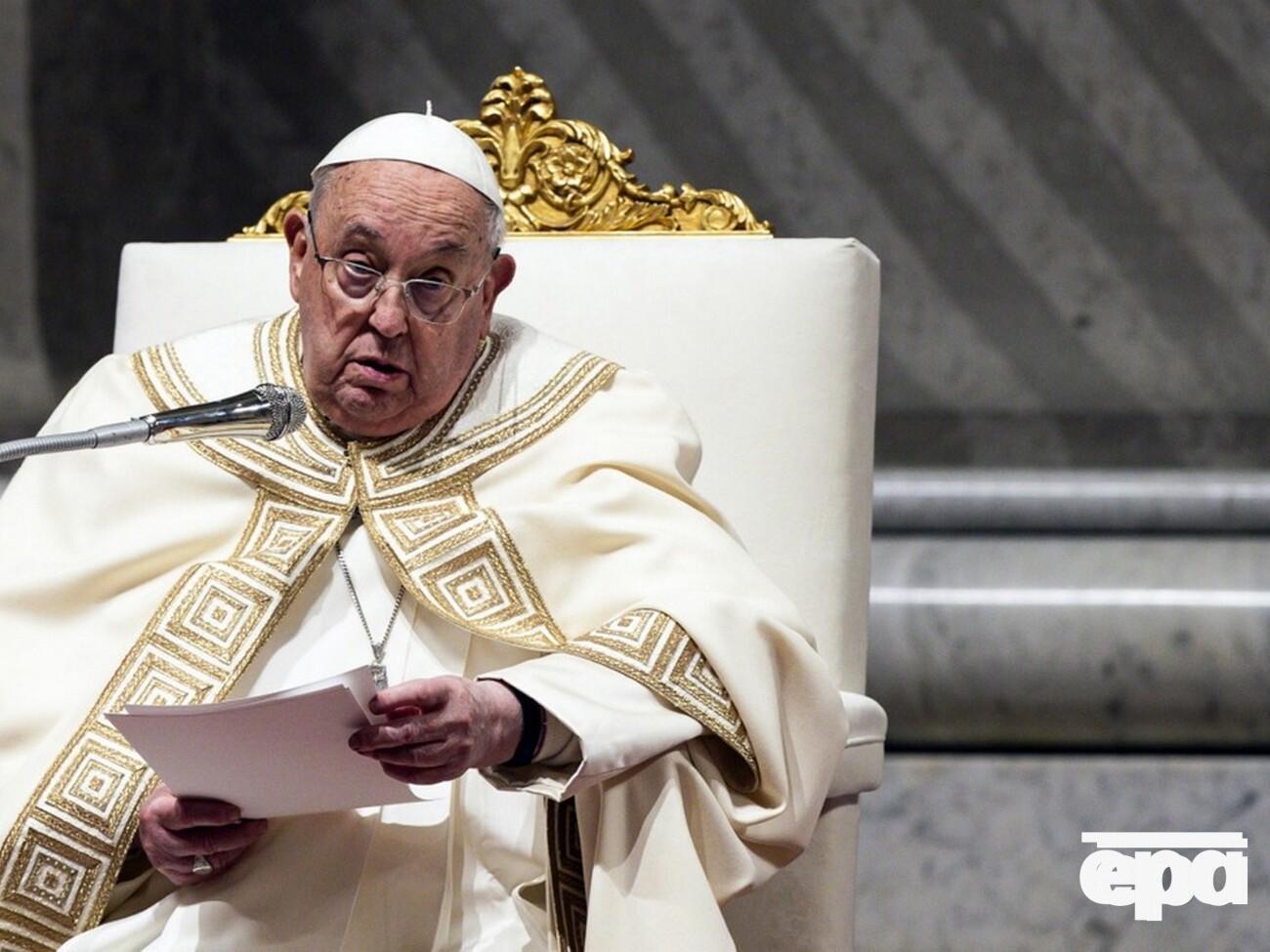 В сообщении говорится, что папа прибыл в больницу имени Агостино Джемелли