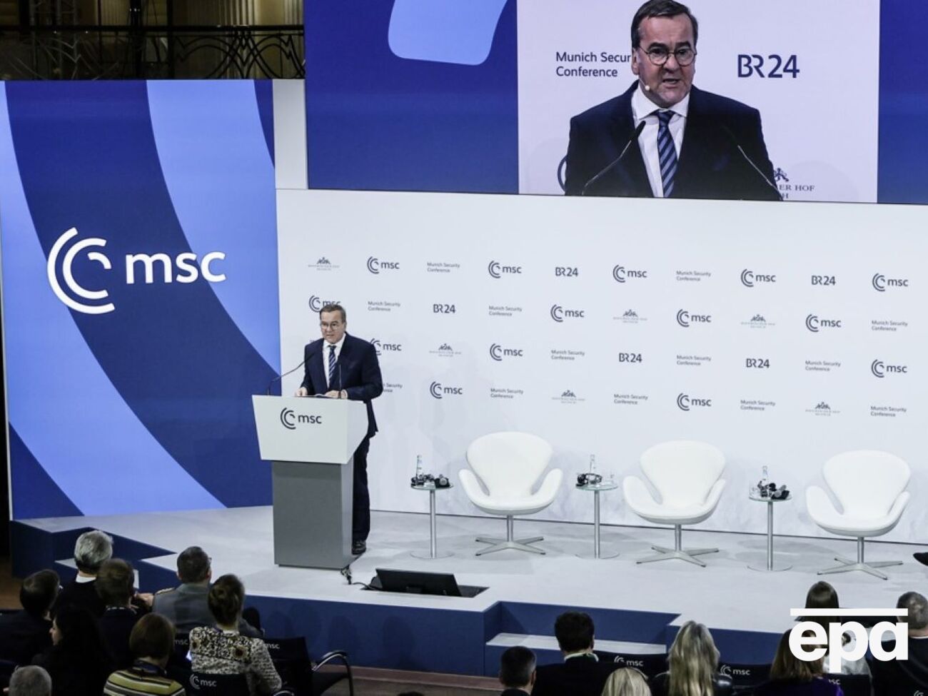 По словам министра, демократия должна быть способна защитить себя от экстремистов, которые пытаются ее уничтожить